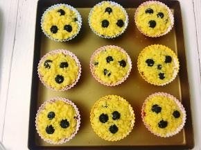 再把提前做好的香酥粒均匀地撒在上面。