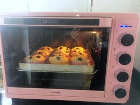 放入提前预热至180度的烤箱中层，上下火烘烤25分钟左右，至表面金黄即可。