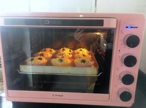 放入提前预热至180度的烤箱中层，上下火烘烤25分钟左右，至表面金黄即可。