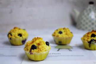 松软香甜、制作简单的蓝莓酥粒玛芬蛋糕就做好了。