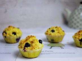 松软香甜、制作简单的蓝莓酥粒玛芬蛋糕就做好了。