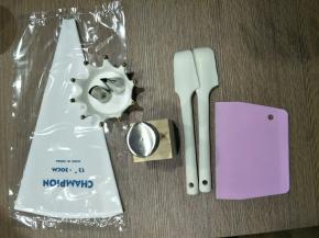 首先我们准备一下工具
裱花袋(要买比较厚实的袋子，不然有爆袋的可能)，小刮刀，刮板，木头台，裱花钉，韩式122花嘴，韩式353花嘴