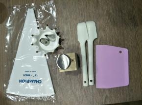 首先我们准备一下工具
裱花袋(要买比较厚实的袋子，不然有爆袋的可能)，小刮刀，刮板，木头台，裱花钉，韩式122花嘴，韩式353花嘴