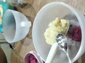 挖出一刮刀的豆沙，放入适量的百年草，适量的水