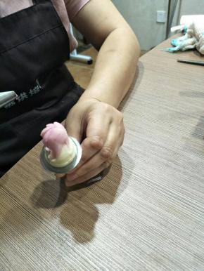 第二层是5瓣，这一层是可以重叠的，花嘴斜斜的向下拉，把花心紧紧的包住