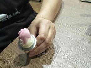 第二层是5瓣，这一层是可以重叠的，花嘴斜斜的向下拉，把花心紧紧的包住