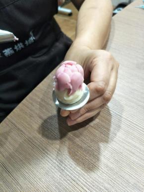 第三层同样是5瓣，但这一层是一瓣是一瓣，不可以重叠，并且这一层要比第二层略高一点，时钟方向11点，手法也是斜斜的向下拉