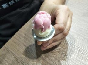 第三层同样是5瓣，但这一层是一瓣是一瓣，不可以重叠，并且这一层要比第二层略高一点，时钟方向11点，手法也是斜斜的向下拉