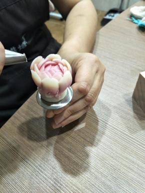 第四层这时候时钟方向是12点，手法是画一个小小的拱门，注意这时候的花瓣不可以重叠 ，不可以拉的很长，不然就做不了密集的花瓣