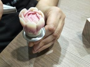 第四层这时候时钟方向是12点，手法是画一个小小的拱门，注意这时候的花瓣不可以重叠 ，不可以拉的很长，不然就做不了密集的花瓣