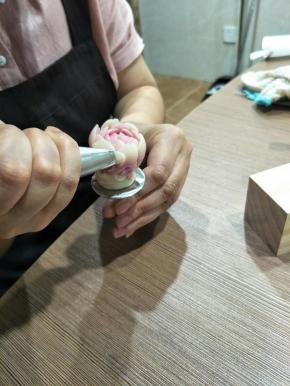 第五层，花嘴要向外打开，花瓣要比前一层略低一点，时钟方向1点钟