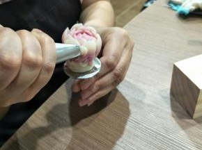 第五层，花嘴要向外打开，花瓣要比前一层略低一点，时钟方向1点钟