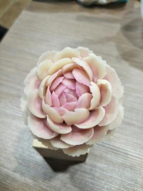 这朵花芍药花是大花型 ，所以起码做个7-8层才会漂亮，要做出层层叠叠的感觉来