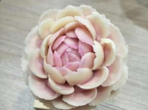 这朵花芍药花是大花型 ，所以起码做个7-8层才会漂亮，要做出层层叠叠的感觉来