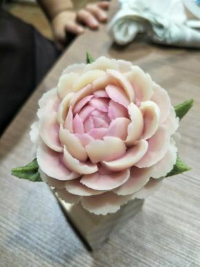 小海澡粉，调出绿色，韩式353花嘴拉出花叶子来，这样就比较生动，活泼