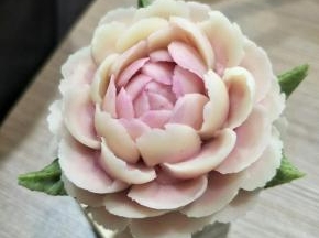 小海澡粉，调出绿色，韩式353花嘴拉出花叶子来，这样就比较生动，活泼