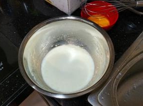 蛋黄蛋白分离，放入无水无油的盆里；牛奶、油放入盆里搅拌均匀乳化