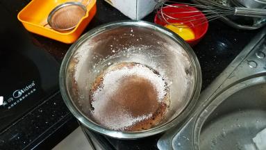 筛入低粉和可可粉