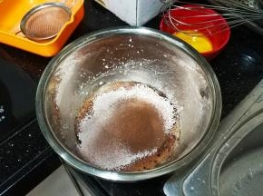 筛入低粉和可可粉