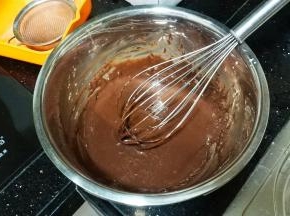 搅拌均匀后再加入蛋黄拌匀成蛋黄糊