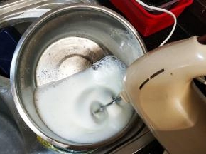 加入糖将蛋白打发到干性发泡为止