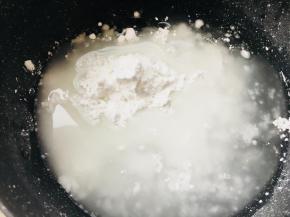 镜面淋面需要提前一天制作。具体步骤为：吉利丁片用冷水泡软备用，将糖粉和葡萄糖浆，水放入容器中，至于火上加热到103度。