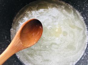 加入泡软的吉利丁片，搅拌均匀。