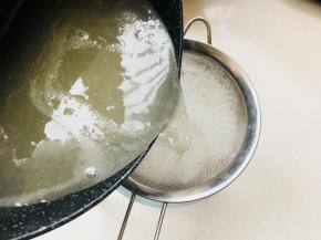 将混合好的溶液过筛，过滤掉杂质。