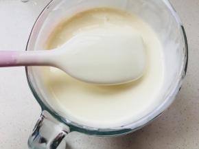 用搅拌棒将其打的更均匀。这个步骤应该用均质机，为的是去除里面的小气泡