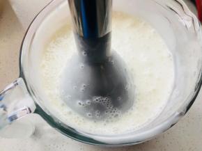 搅拌棒不能完全去除里面的气泡，但是可以使它更均匀。自然冷却到常温，然后放入冰箱冷藏过夜。使用前，取出将其加热到32—35度就可以用了。