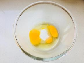 将鸡蛋与糖放入容器中，用蛋抽搅拌蛋液，无需打发