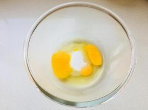 将鸡蛋与糖放入容器中，用蛋抽搅拌蛋液，无需打发