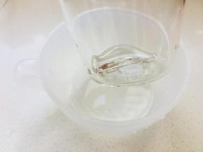 将水饴隔水加热至流动性较强时，取出。