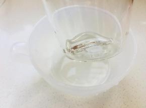 将水饴隔水加热至流动性较强时，取出。