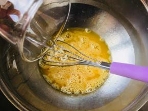 将水饴加入到之前打散的蛋液中