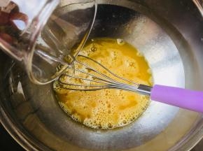 将水饴加入到之前打散的蛋液中