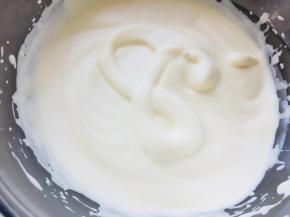 蛋液隔水将打发至蛋液流下可以画一个“8”且不马上消失的程度。