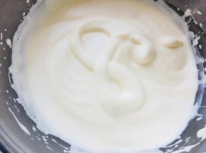 蛋液隔水将打发至蛋液流下可以画一个“8”且不马上消失的程度。