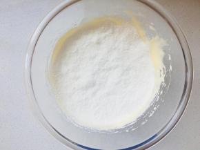 低粉提前过筛一次，再筛入打发的全蛋液中。翻拌均匀。