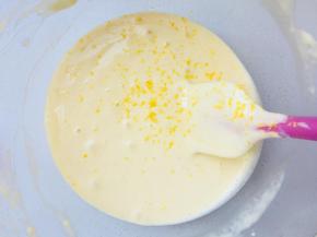 取一个柠檬的皮，放入翻拌好的蛋糊中。简单翻拌。