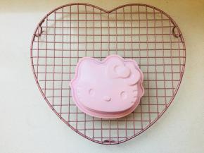 出炉后倒扣于晾架上3分钟后脱模。