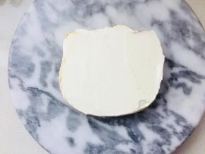 将适量打发的淡奶油涂于夹层上。