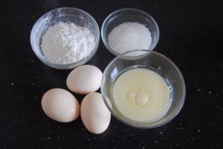 准备好食材，鸡蛋一定要冷藏过夜的