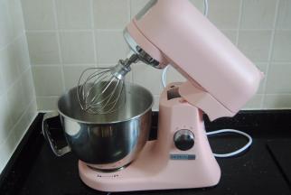 分离蛋白蛋黄，将蛋白放入厨师机揉面桶内，放上厨师机卡口处卡紧，厨师机装上打蛋头