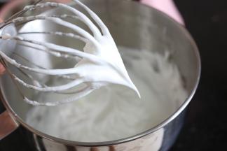 先调至2档搅打出鱼眼泡加入一半的细砂糖搅打出细腻的泡后倒入剩下的细砂糖，转至3档继续打发到出现短小尖勾即可，打发好的蛋白放置旁边备用