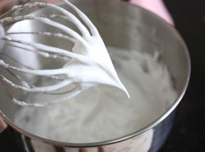 先调至2档搅打出鱼眼泡加入一半的细砂糖搅打出细腻的泡后倒入剩下的细砂糖，转至3档继续打发到出现短小尖勾即可，打发好的蛋白放置旁边备用