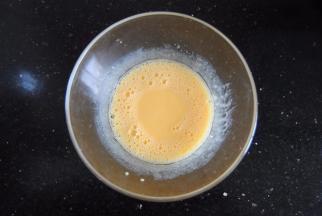 接下来处理蛋黄，蛋黄加入牛奶和玉米油搅拌均匀