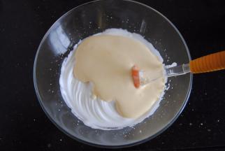 倒入剩余的蛋白内