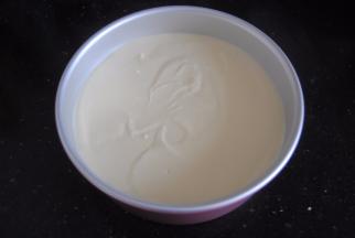 倒入学厨6寸加高模具内，震出大气泡，放入烤箱中下层烤制35分钟