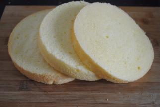 蛋糕脱模后切成3等份